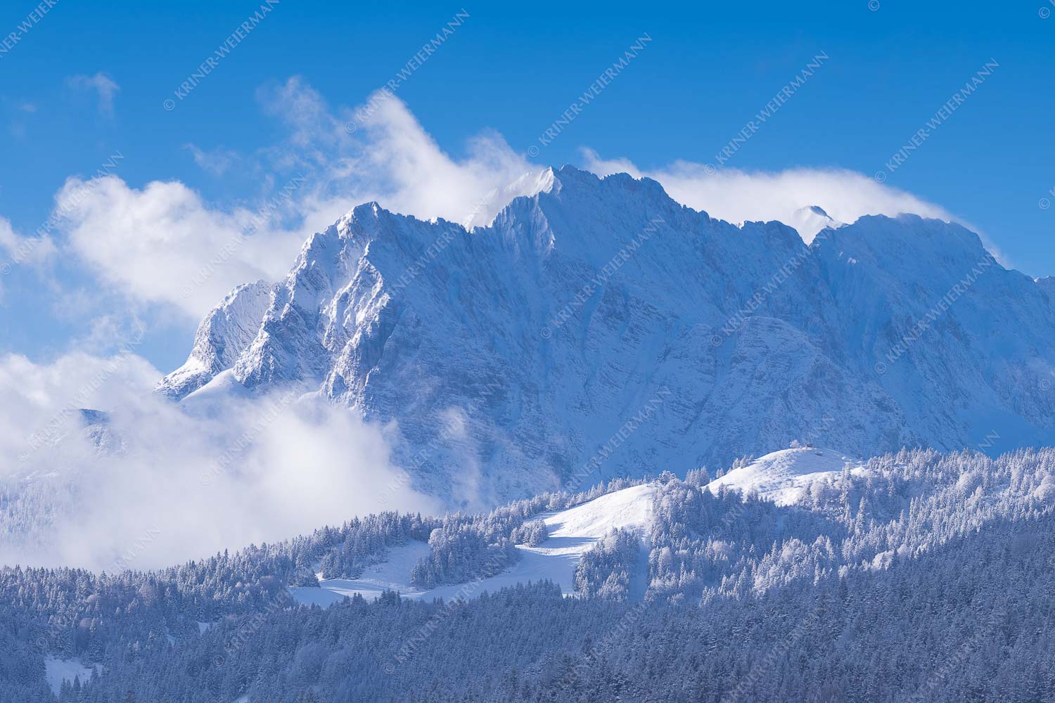 Nach Neuschneefällen präsentieren sich das Kranzberggebiet mit den hoch aufragenden Wettersteinwänden - Wetterstein-Rendezvous 3:2  -- Hoher Kranzberg mit Wettersteinspitzen - mehr Infos bei www.Kriner-Weiermann.de