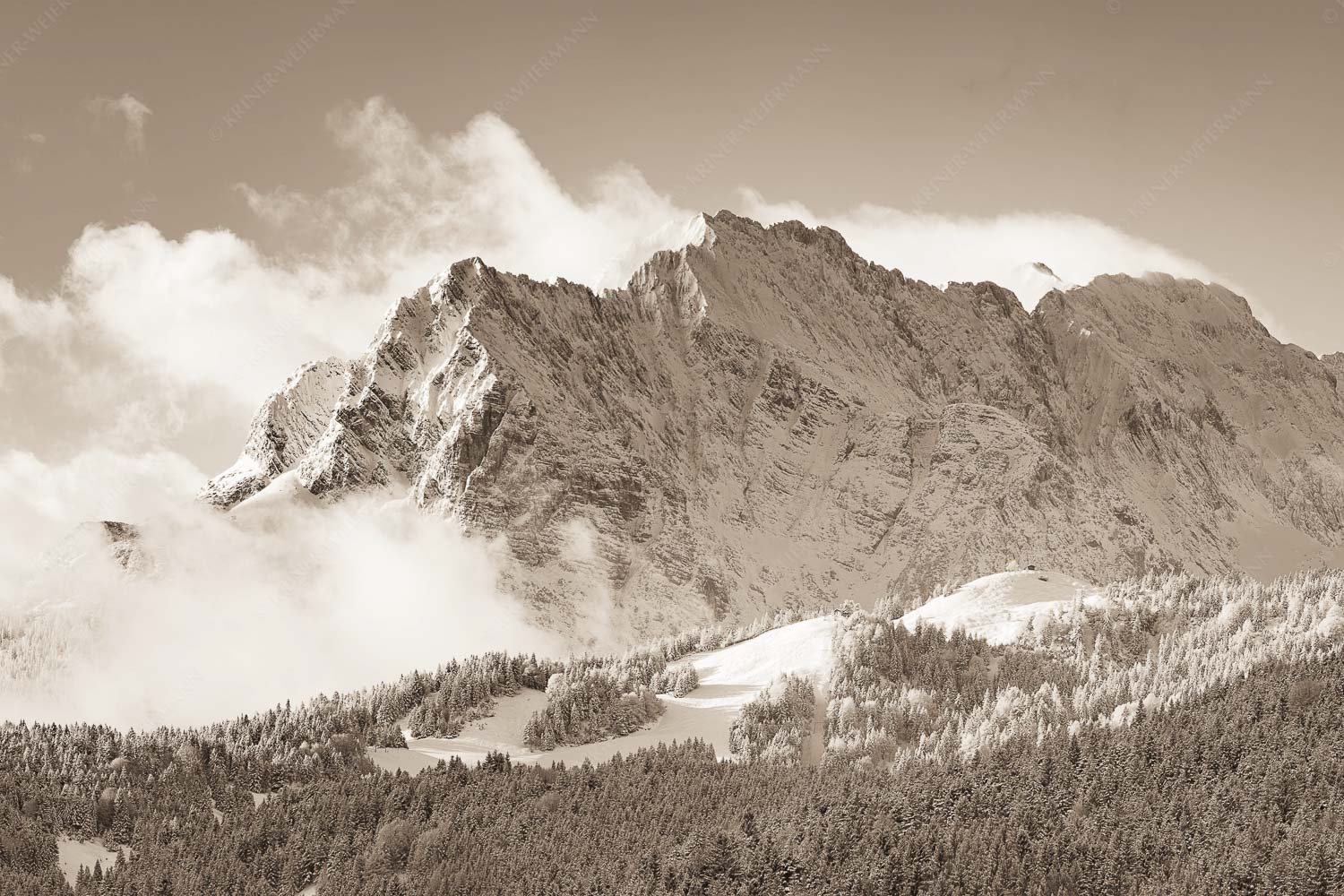 Nach Neuschneefällen präsentieren sich das Kranzberggebiet mit den hoch aufragenden Wettersteinwänden - Wetterstein-Rendezvous 3:2 sepia -- Hoher Kranzberg mit Wettersteinspitzen - mehr Infos bei www.Kriner-Weiermann.de