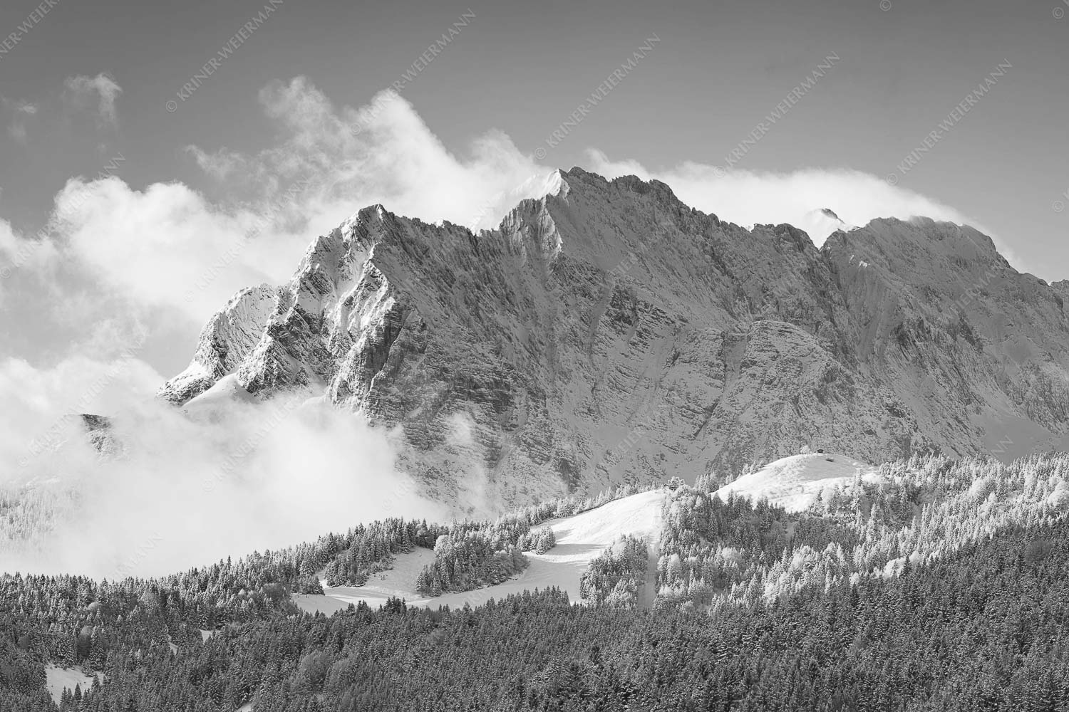 Nach Neuschneefällen präsentieren sich das Kranzberggebiet mit den hoch aufragenden Wettersteinwänden - Wetterstein-Rendezvous 3:2 sw -- Hoher Kranzberg mit Wettersteinspitzen - mehr Infos bei www.Kriner-Weiermann.de