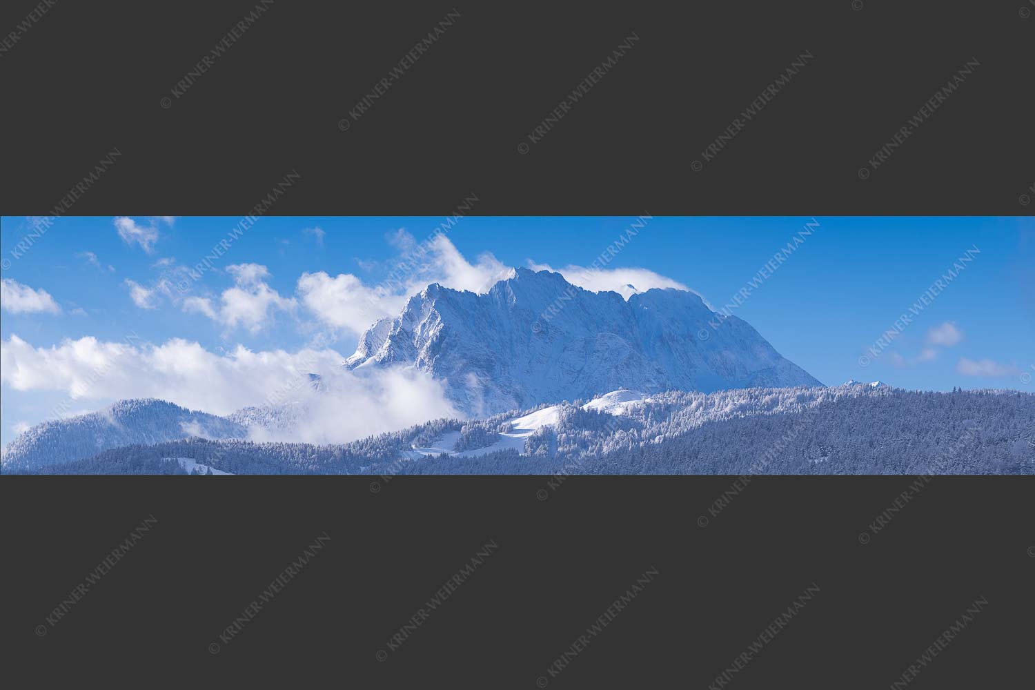 Nach Neuschneefällen präsentieren sich das Kranzberggebiet mit den hoch aufragenden Wettersteinwänden - Wetterstein-Rendezvous 4:1  -- Hoher Kranzberg mit Wettersteinspitzen - mehr Infos bei www.Kriner-Weiermann.de