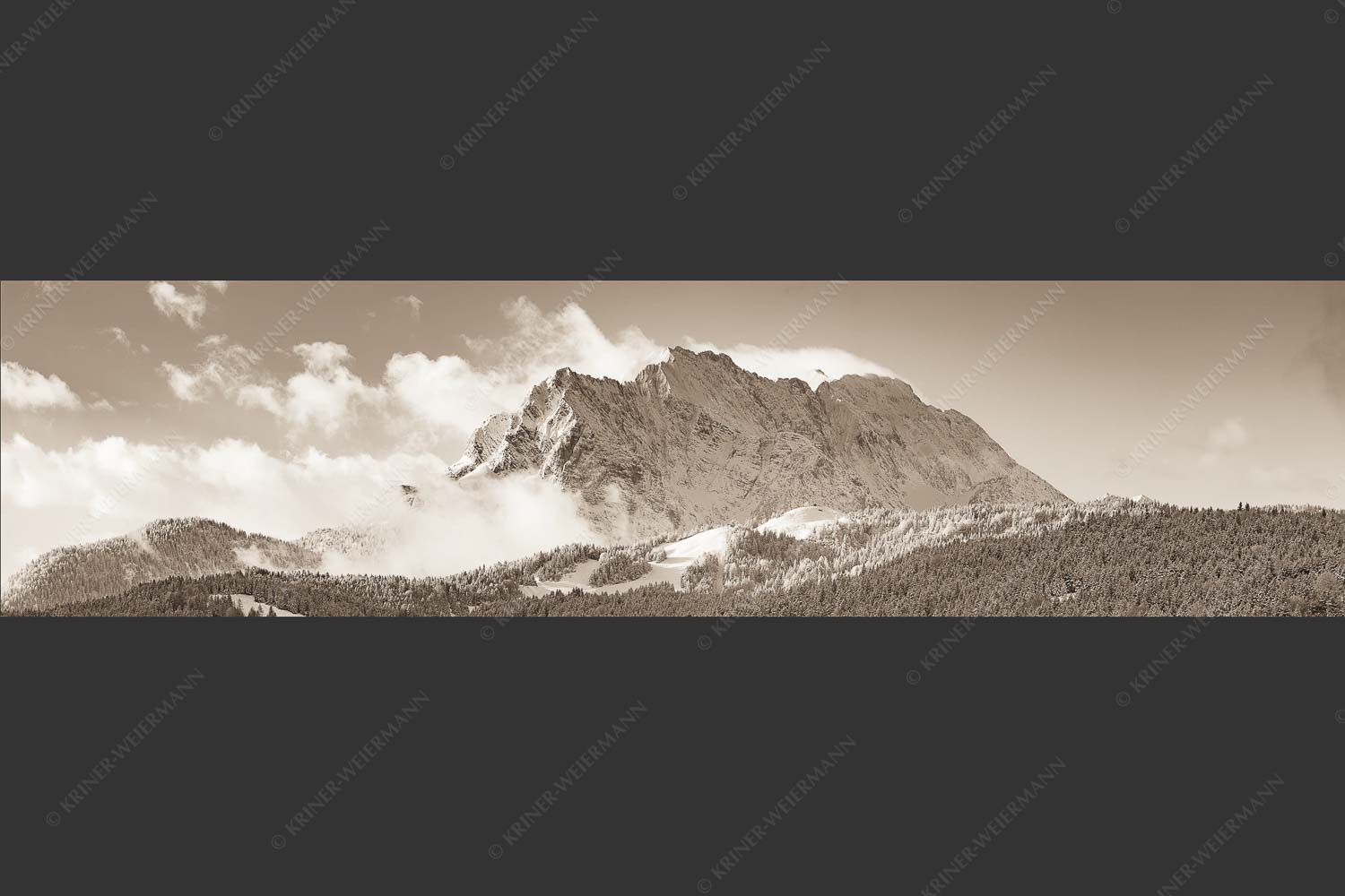 Nach Neuschneefällen präsentieren sich das Kranzberggebiet mit den hoch aufragenden Wettersteinwänden - Wetterstein-Rendezvous 4:1 sepia -- Hoher Kranzberg mit Wettersteinspitzen - mehr Infos bei www.Kriner-Weiermann.de