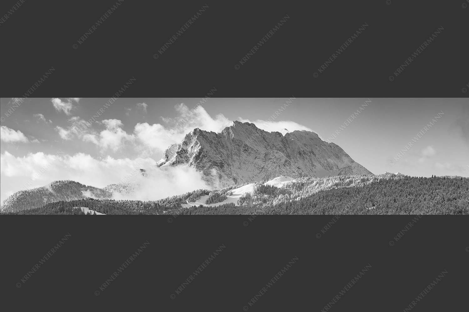 Nach Neuschneefällen präsentieren sich das Kranzberggebiet mit den hoch aufragenden Wettersteinwänden - Wetterstein-Rendezvous 4:1 sw -- Hoher Kranzberg mit Wettersteinspitzen - mehr Infos bei www.Kriner-Weiermann.de