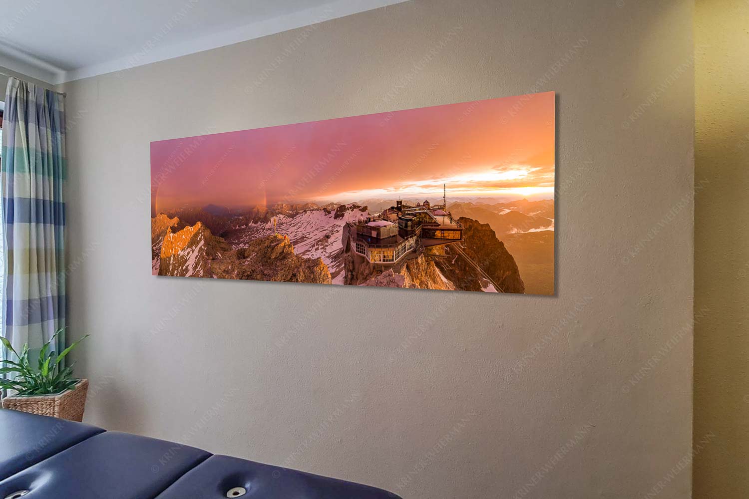 Zugspitzbergstation und Bergsteiger am Zugspitzgipfel und Regenborgen - Zugspitze Spacig-Zugspitzgipfel Regenbogen 2,5:1 - mehr Infos bei www.Kriner-Weiermann.de