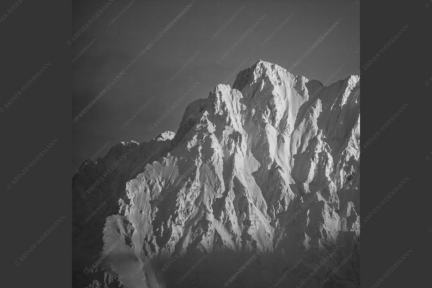 Winterlicher Wörner im Karwendel bei Sonnenuntergang - Alaska Style 1:1 sw -- Karwendel-Wörner - mehr Infos bei www.Kriner-Weiermann.de