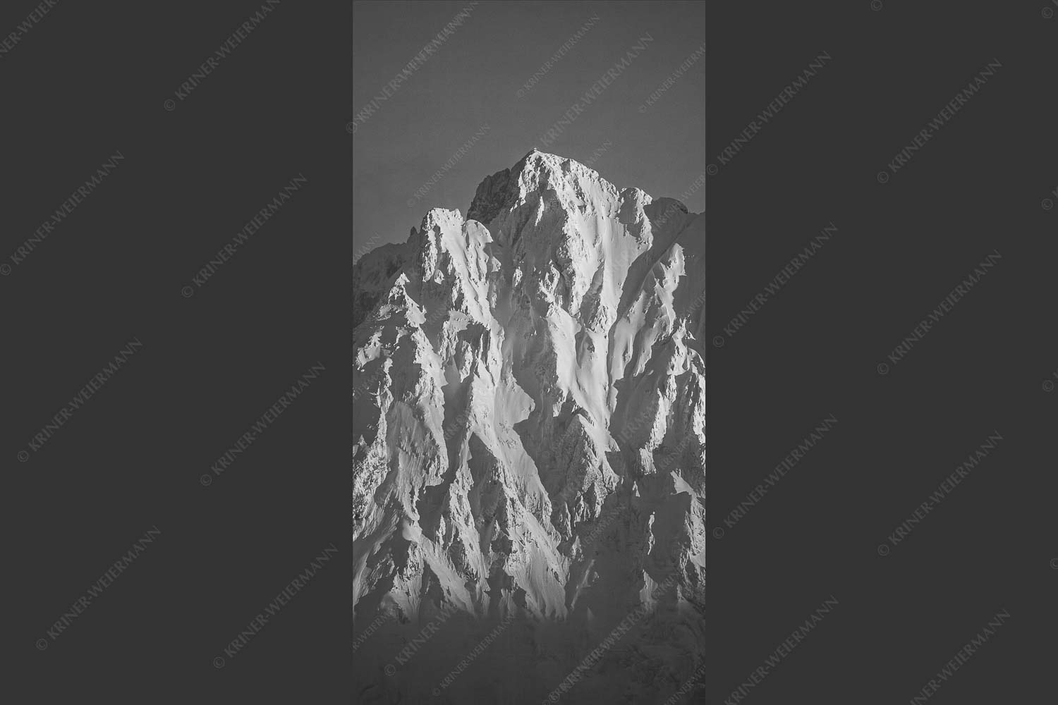 Winterlicher Wörner im Karwendel bei Sonnenuntergang - Alaska Style 1:2 sw -- Karwendel-Wörner - mehr Infos bei www.Kriner-Weiermann.de