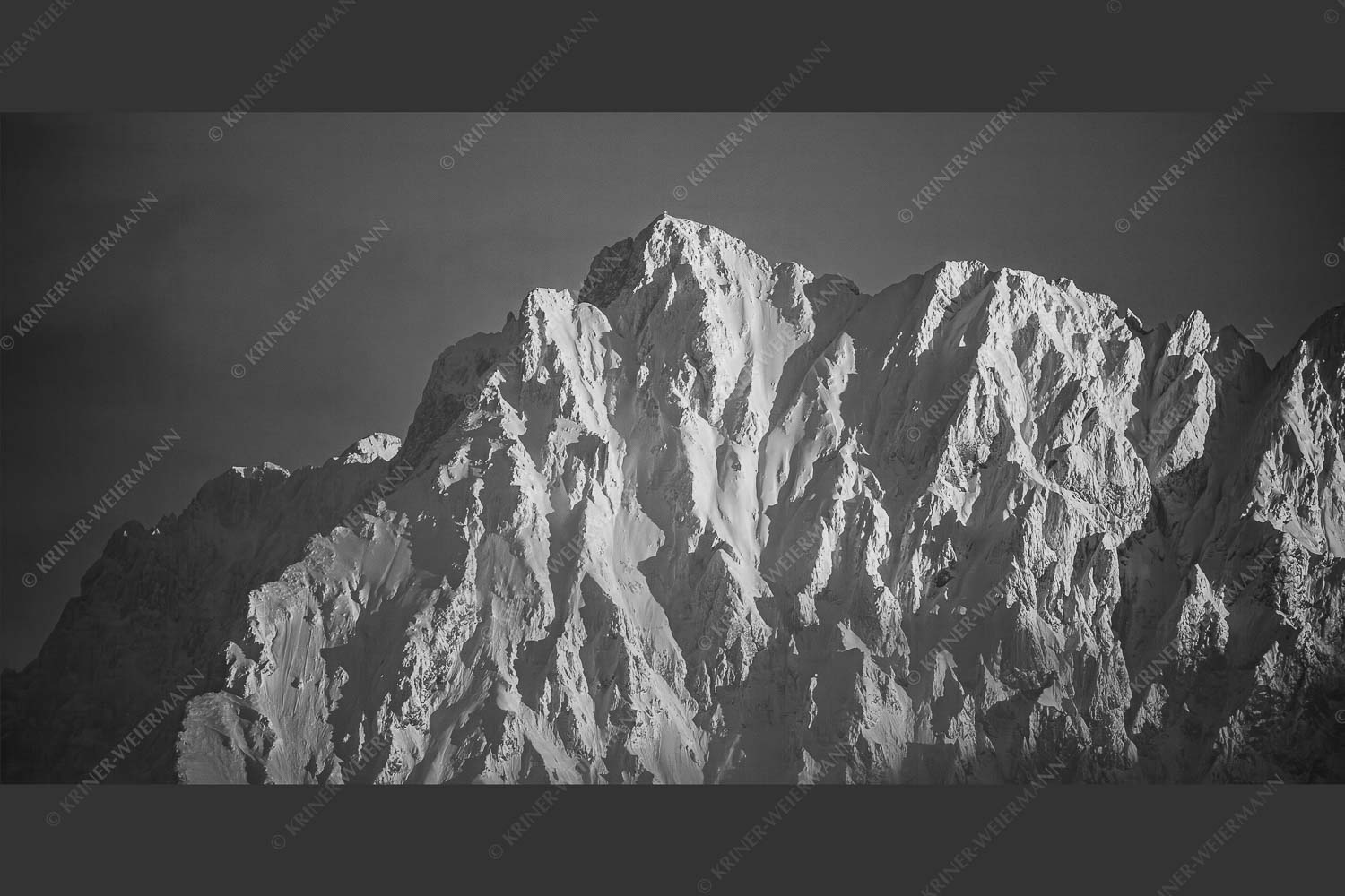 Winterlicher Wörner im Karwendel bei Sonnenuntergang - Alaska Style 2:1 sw -- Karwendel-Wörner - mehr Infos bei www.Kriner-Weiermann.de