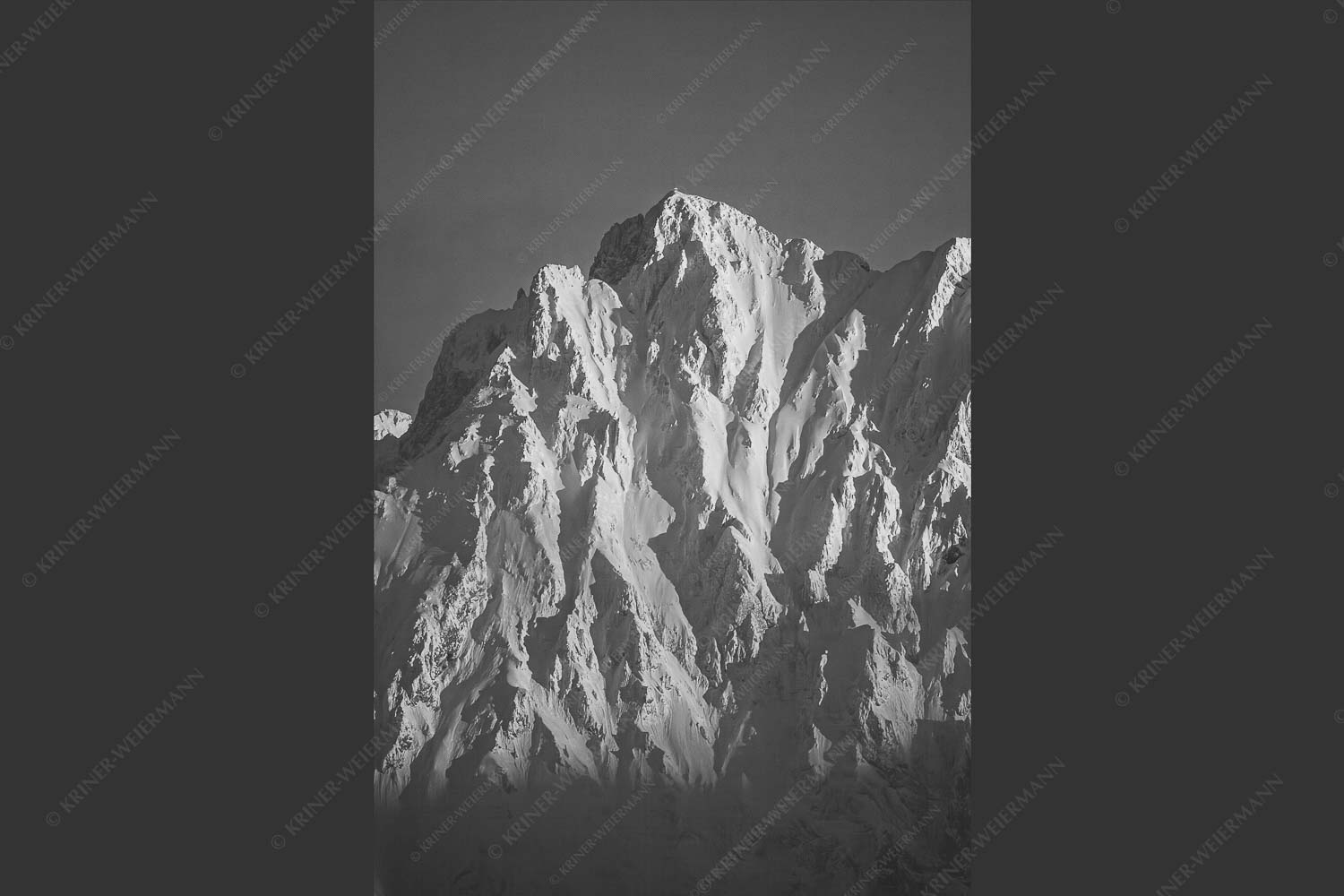 Winterlicher Wörner im Karwendel bei Sonnenuntergang - Alaska Style 2:3 sw -- Karwendel-Wörner - mehr Infos bei www.Kriner-Weiermann.de