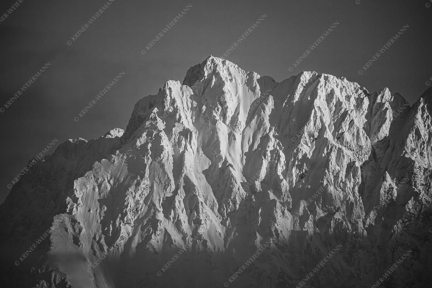 Winterlicher Wörner im Karwendel bei Sonnenuntergang - Alaska Style 3:2 sw -- Karwendel-Wörner - mehr Infos bei www.Kriner-Weiermann.de