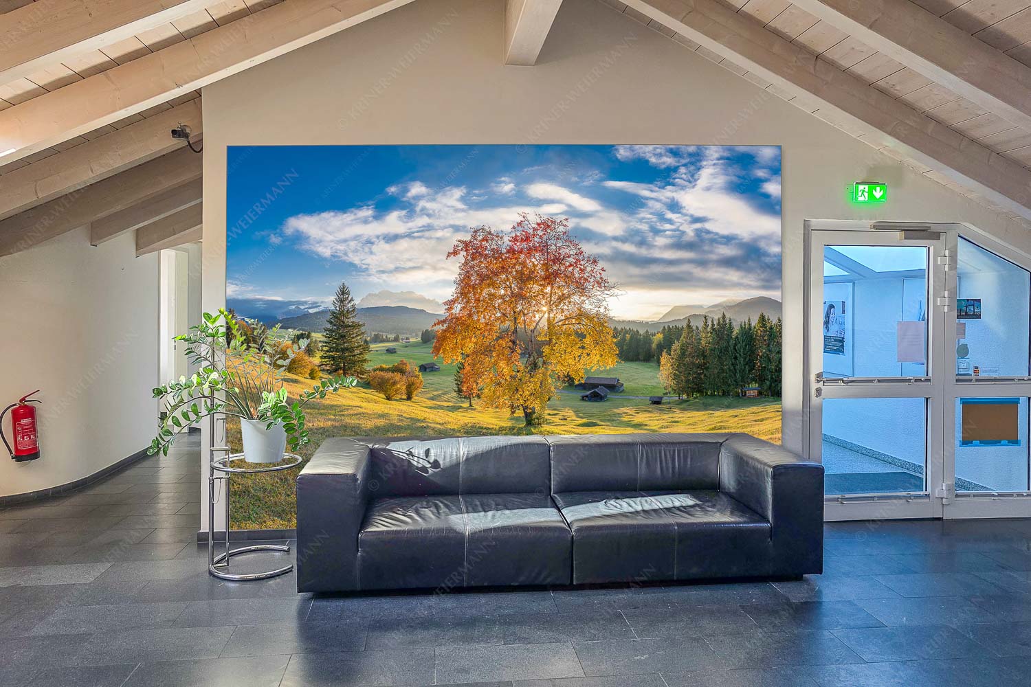 Herbststimmung an den Buckelwiesen zwischen Krün und Mittenwald - Eingang Goldene Zeiten-Buckelwiesen Alpenwelt Karwendel 3:2 - mehr Infos bei www.Kriner-Weiermann.de