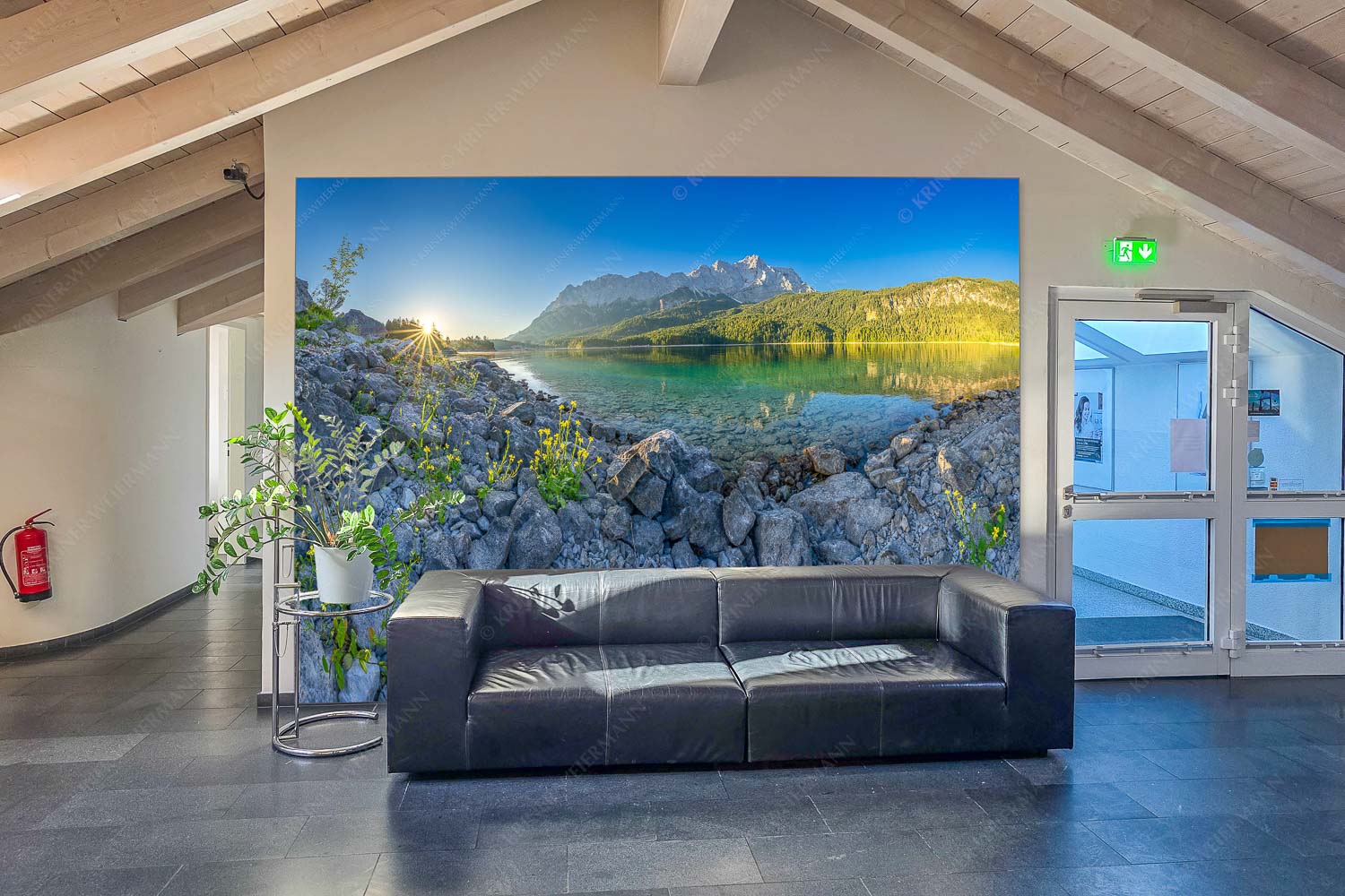 Sonnenaufgang am Eibsee mit Zugspitze und blühenden Wildblumen - Eingang Idylle am Eibsee-Eibsee Sonnenaufgang Zugspitze 3:2 - mehr Infos bei www.Kriner-Weiermann.de