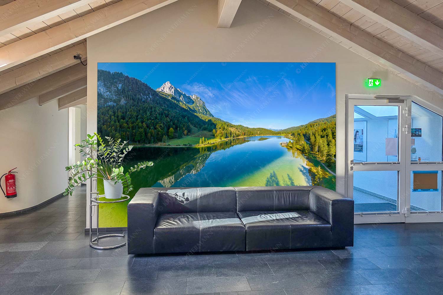 Die Untere Wettersteinspitze spiegelt sich im Ferchensee - Eingang Magie des Ferchensees-Wetterstein 3:2 - mehr Infos bei www.Kriner-Weiermann.de