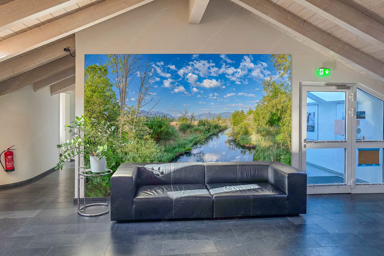 Ruhig läuft die Ramsach bei Mühlhagen kurz bevor sie in die Loisach mündet - Eingang Sanftes Gemüt-Ramsach mit Zugspitze 3:2 - mehr Infos bei www.Kriner-Weiermann.de