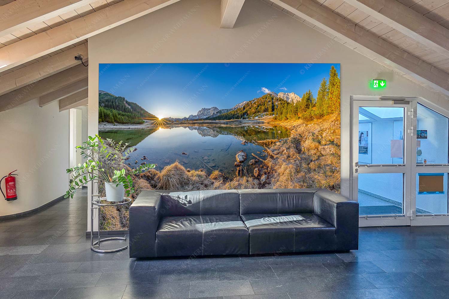 Die ersten Sonnenstrahlen an dem kleinen See bei der Fereineralm - Eingang Zeit zum atmen-Soiern und Karwendel 3:2 - mehr Infos bei www.Kriner-Weiermann.de