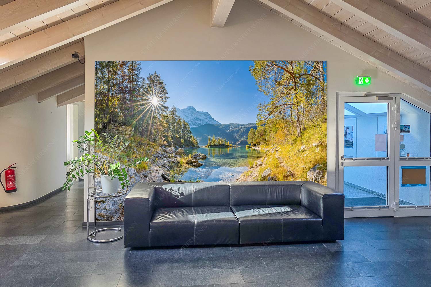 Blick über Eibsee zur aufgehenden Sonne an der Zugspitze - Eingang Zugspitzstern-Eibsee mit Zugspitze 3:2 - mehr Infos bei www.Kriner-Weiermann.de