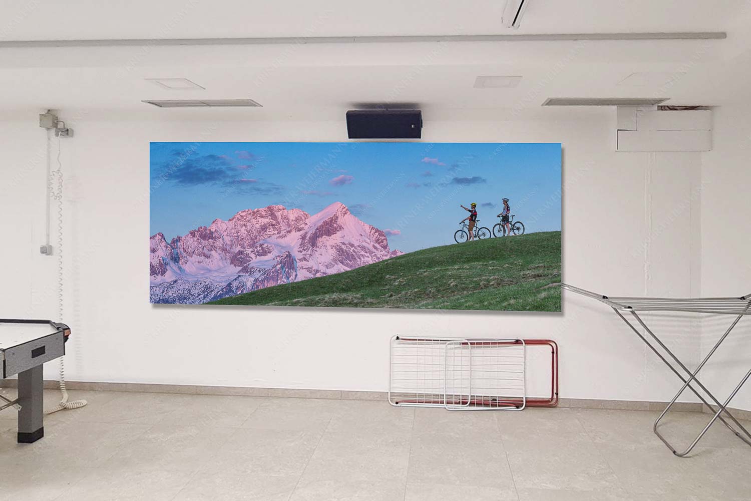 Morgentliche Stimmung am Eckbauer mit der noch verschneiten Alpspitze - Mitte Der frühe Vogel-Alpspitze im Morgenrot 2,5:1 - mehr Infos bei www.Kriner-Weiermann.de