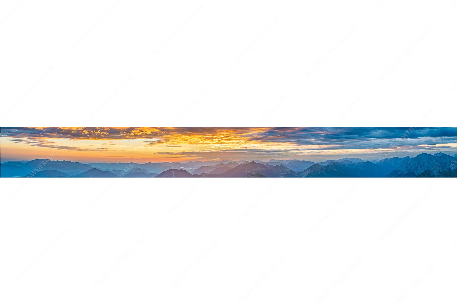 Blick in die Bayerischen Voralpen kurz vor Sonnenaufgang - Morgens im Soiern_9zu1 - mehr Infos bei www.Kriner-Weiermann.de