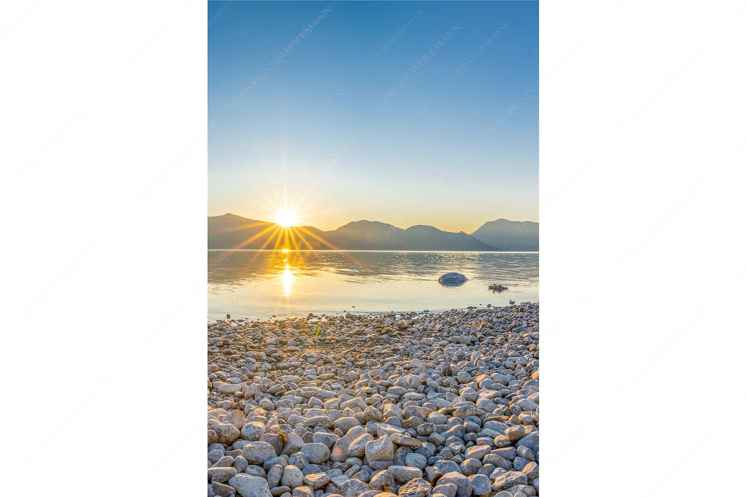 Blick über den Walchensee zum Jochberg mit Sonnenaufgang - Unser Sandstrand_2zu3 - mehr Infos bei www.Kriner-Weiermann.de