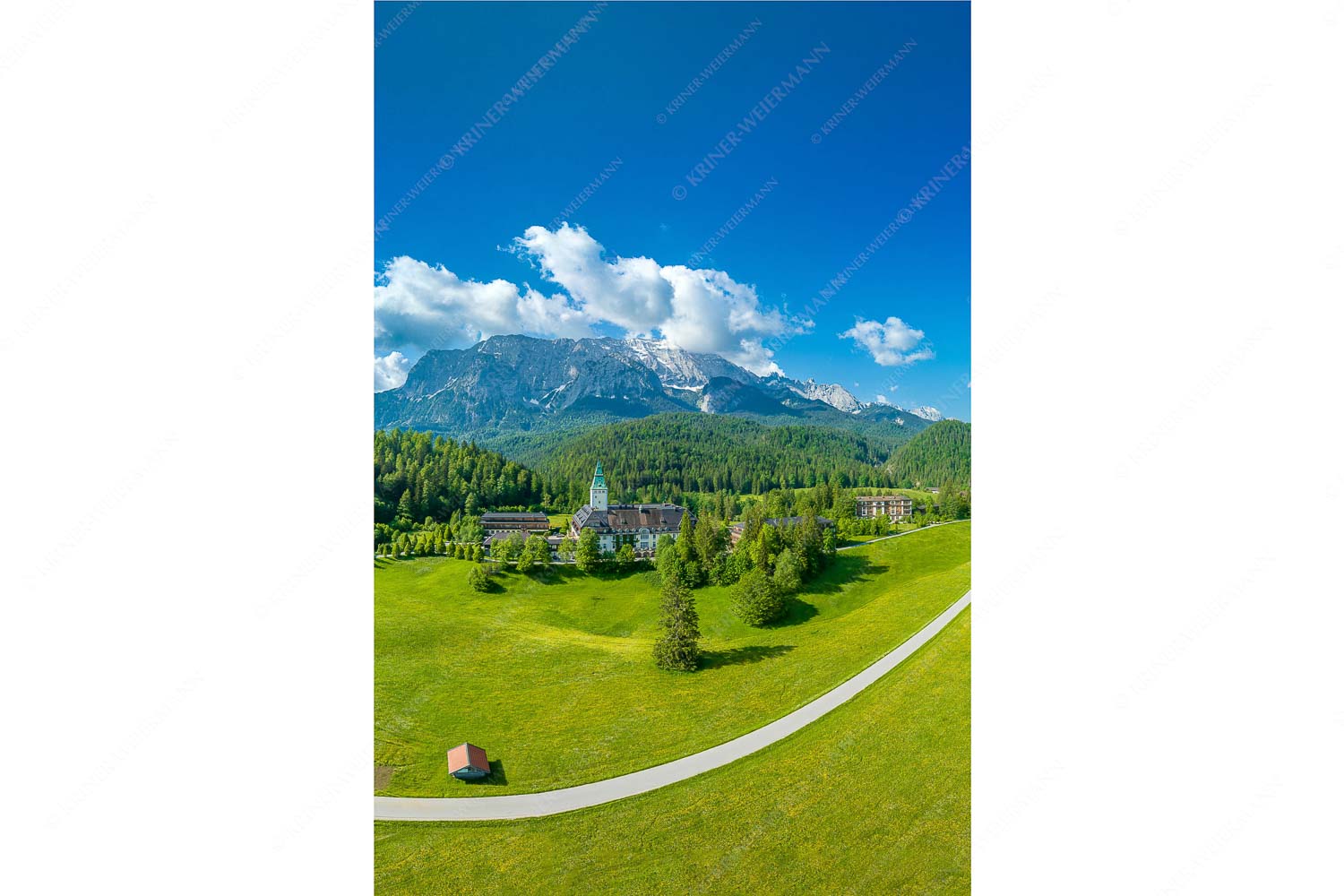 Blick über Schloss Elmau zum Wettersteingebirge - Über die Schlossallee_2zu3 - mehr Infos bei www.Kriner-Weiermann.de