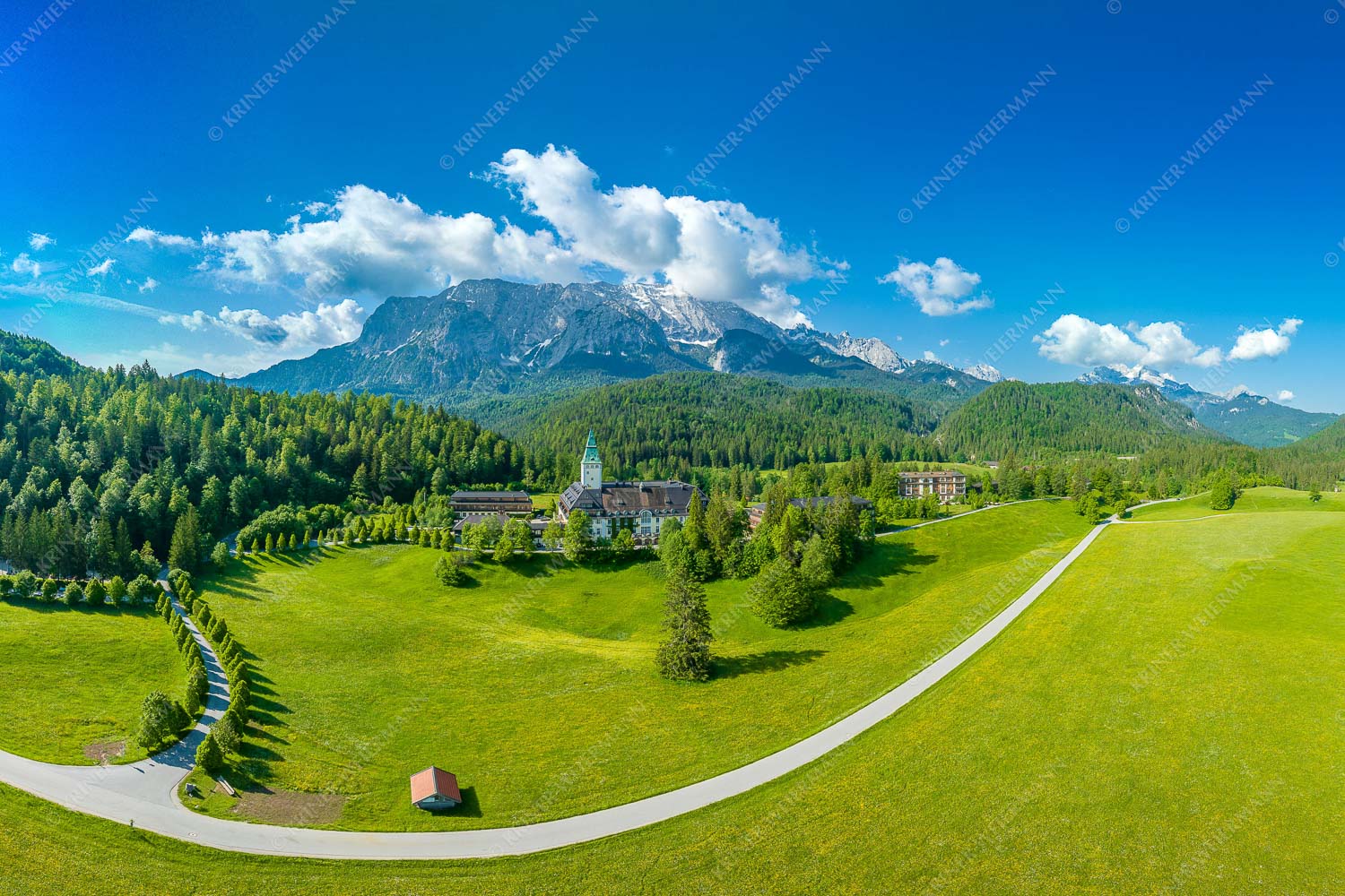 Blick über Schloss Elmau zum Wettersteingebirge - Über die Schlossallee_3zu2 - mehr Infos bei www.Kriner-Weiermann.de