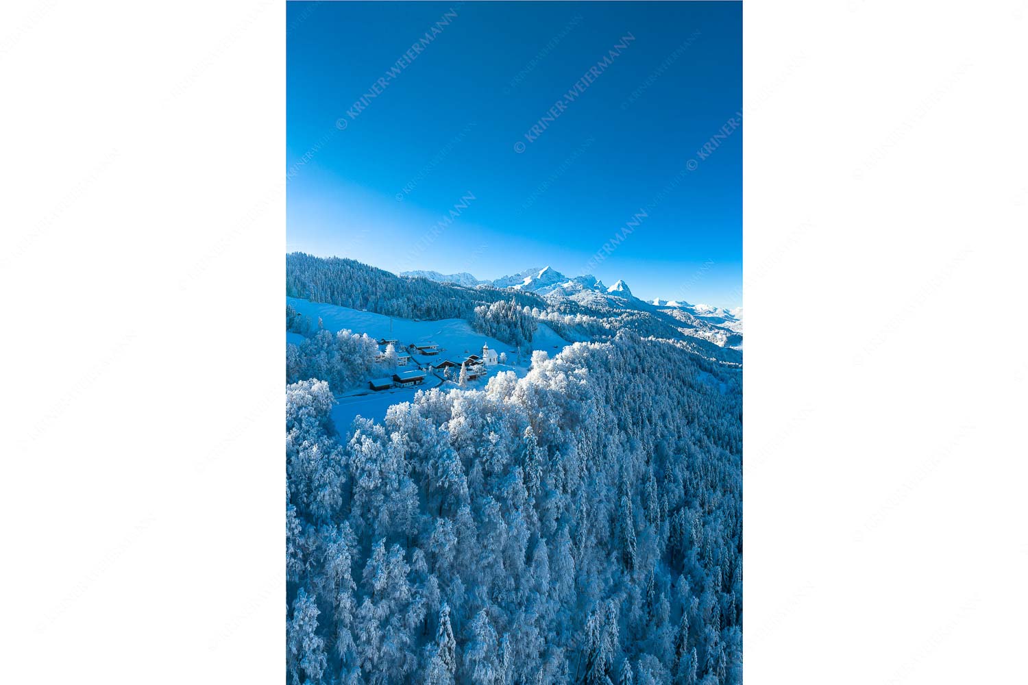 Blick über Wamberg zum Zugspitzmassiv und Garmisch-Partenkirchen - Winterliches Wamberg III_2zu3 - mehr Infos bei www.Kriner-Weiermann.de