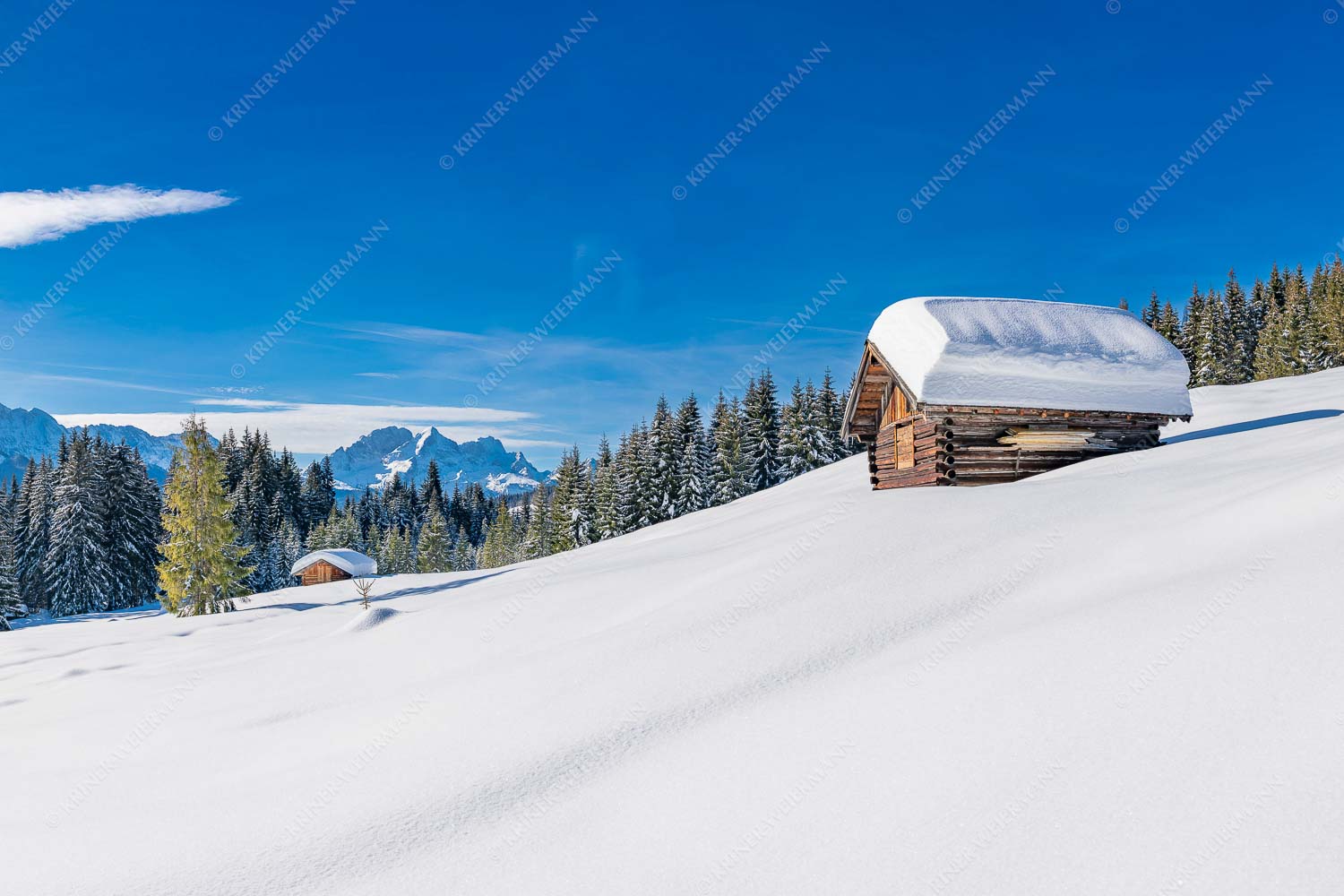 Wiesmahdstadel mit Zugspitzmassiv - Winterwiesmahd Elmau III_3zu2 - mehr Infos bei www.Kriner-Weiermann.de