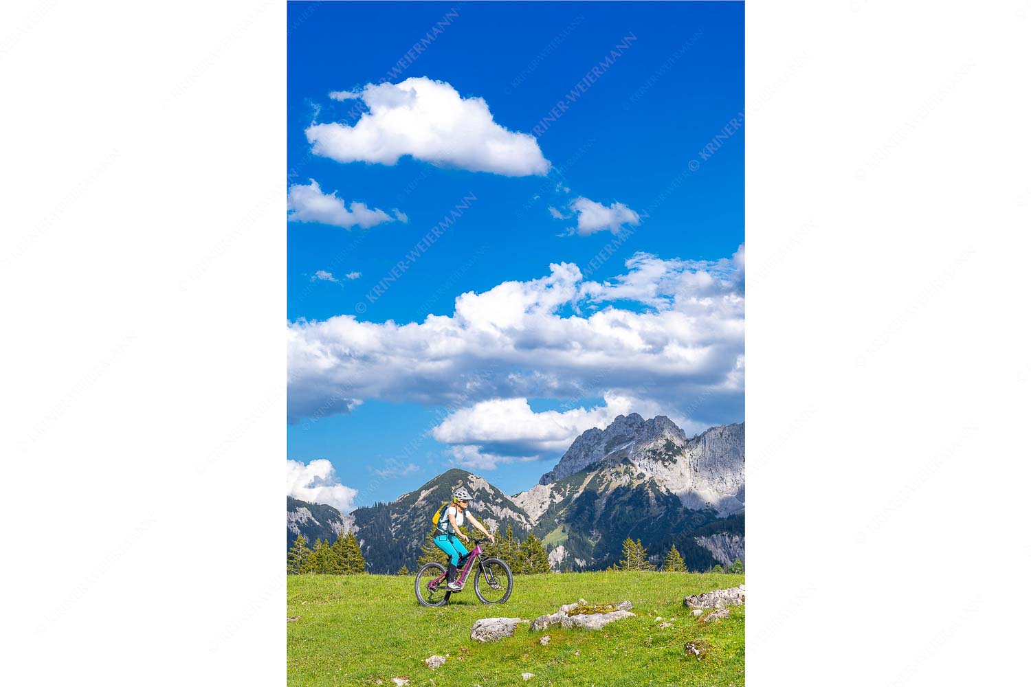 Radfahrer an der Fereinsalm mit Blick ins Karwendel - Wohlfühltour II_2zu3 - mehr Infos bei www.Kriner-Weiermann.de