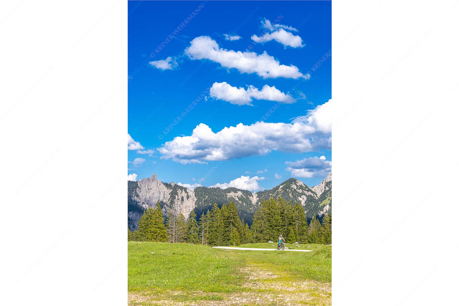 Radfahrer an der Fereinsalm mit Blick ins Karwendel - Wohlfühltour_2zu3 - mehr Infos bei www.Kriner-Weiermann.de