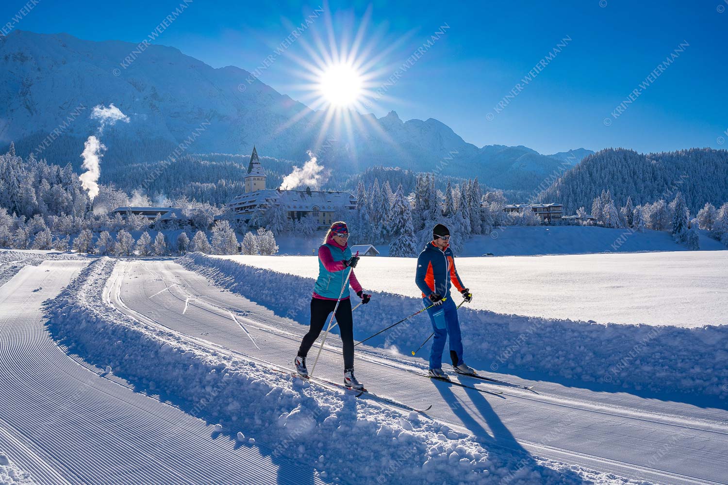 Zwei Langläufer genießen die perfekten Schneeverhältnisse im Elmauer Tal. - Zwei Stile - ein Ziel III_3zu2 - mehr Infos bei www.Kriner-Weiermann.de