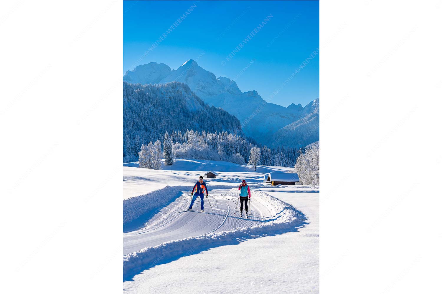 Zwei Langläufer genießen die perfekten Schneeverhältnisse im Elmauer Tal - Zwei Stile - ein Ziel_2zu3 - mehr Infos bei www.Kriner-Weiermann.de