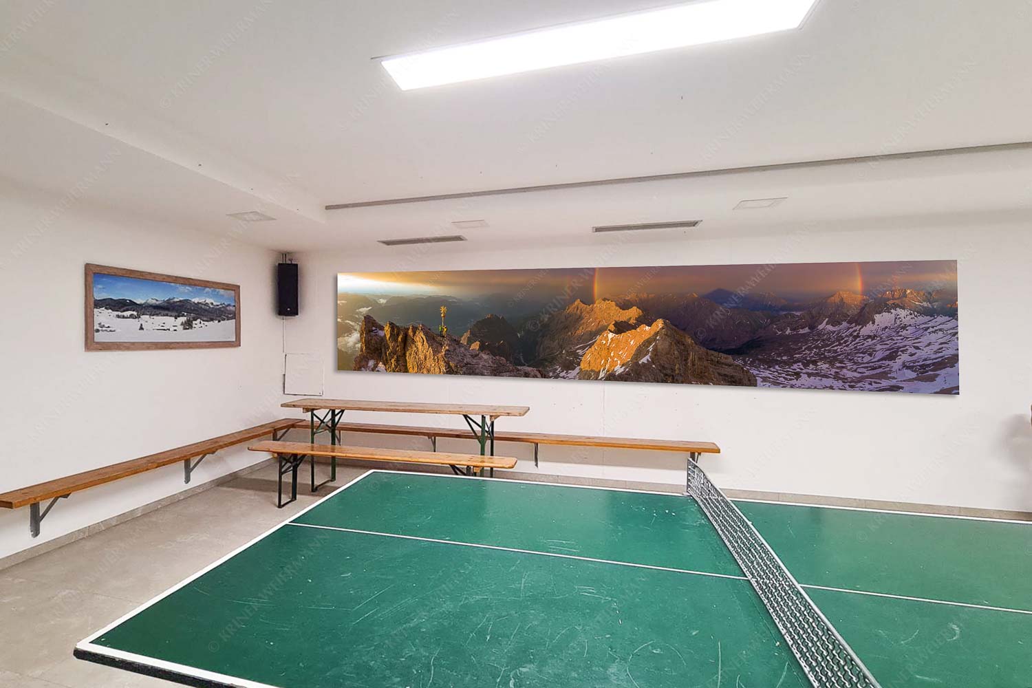 Bergsteiger am Zugspitzgipfel. Blick über Gipfel und Jubiläumsgrat zur Alpspitze - Sitzecke rechts it is magic-Zugspitz-Bergsteiger mit Regenbogen an Alpspitze 5:1 - mehr Infos bei www.Kriner-Weiermann.de