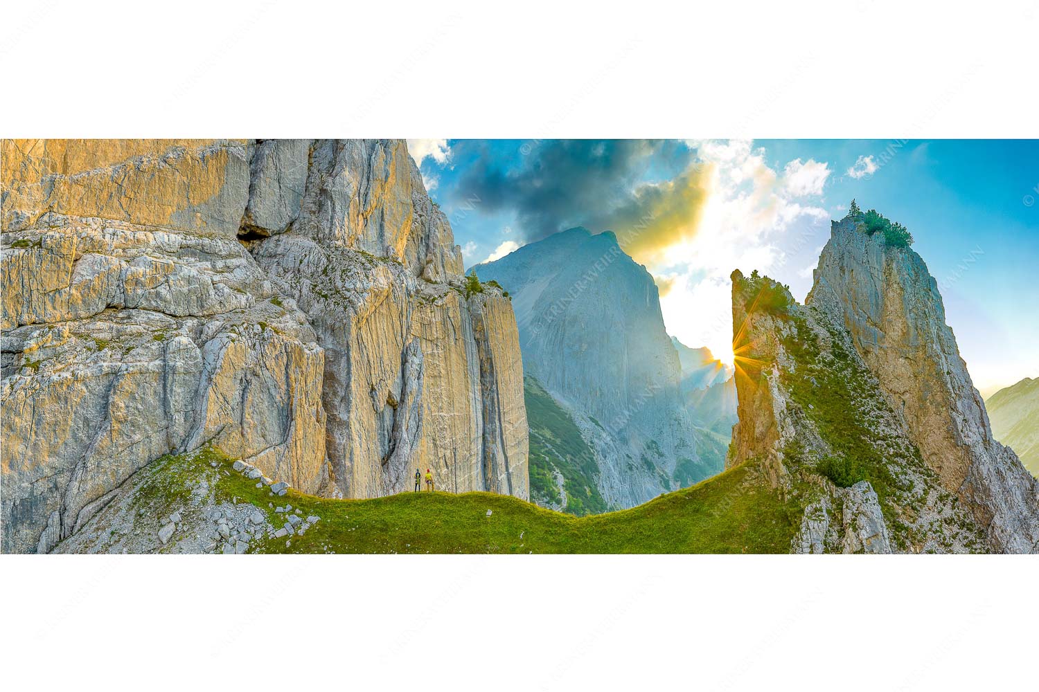 Kletterer vor den Schnitlwänden im Karwendelgebirge - Demut_25zu1 - mehr Infos bei www.Kriner-Weiermann.de