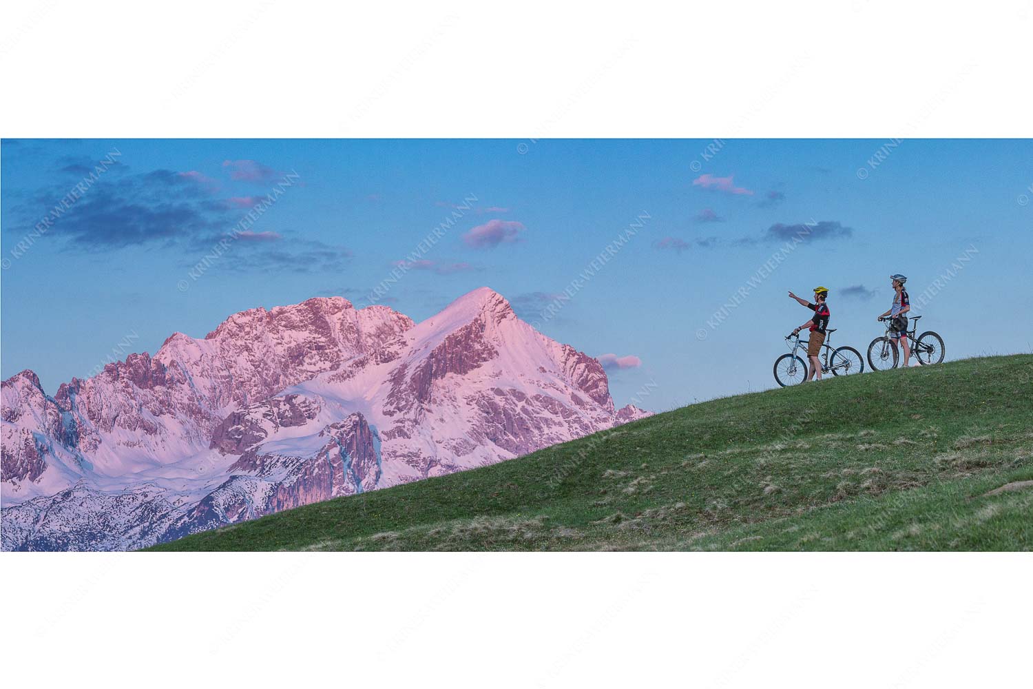 Morgentliche Stimmung am Eckbauer mit der noch verschneiten Alpspitze - Der frühe Vogel_25zu1 - mehr Infos bei www.Kriner-Weiermann.de