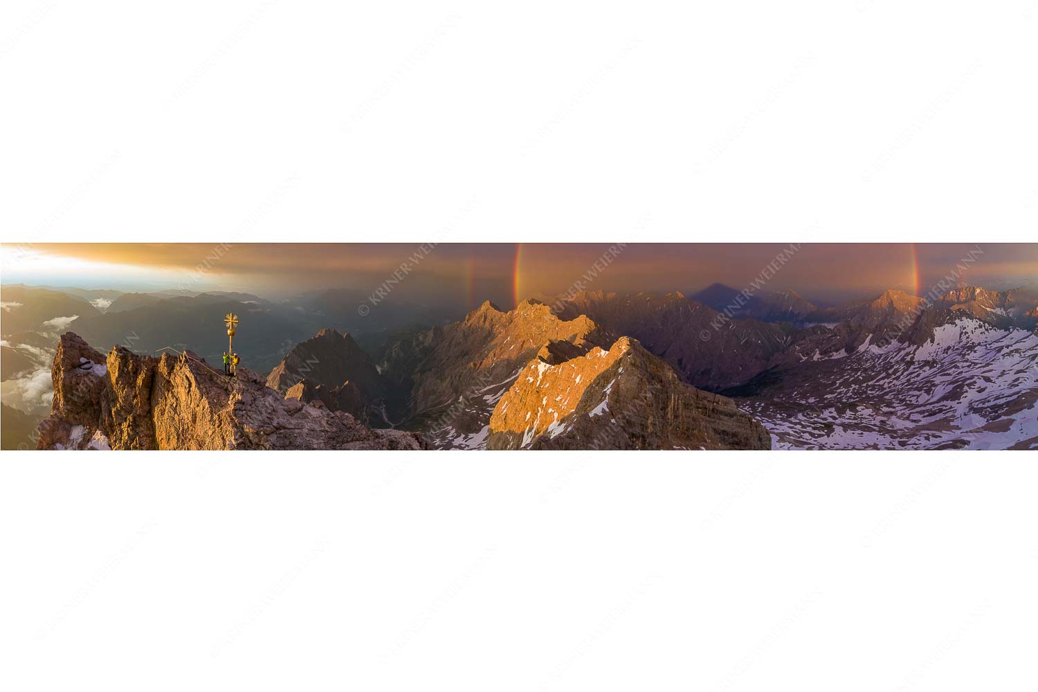 Bergsteiger am Zugspitzgipfel. Blick über Gipfel und Jubiläumsgrat zur Alpspitze - it is magic_5zu1 - mehr Infos bei www.Kriner-Weiermann.de