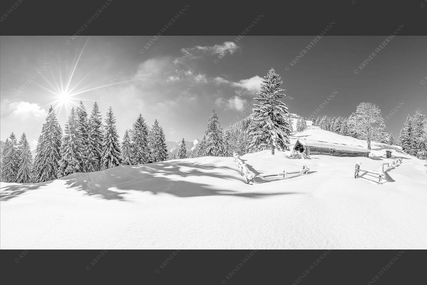 Verschneite Grasbergalm im Soierngebirge mit Krapfenkarspitze - Winterruhe 2:1 sw -- Alm Soierngebirge Schneelandschaft - mehr Infos bei www.Kriner-Weiermann.de