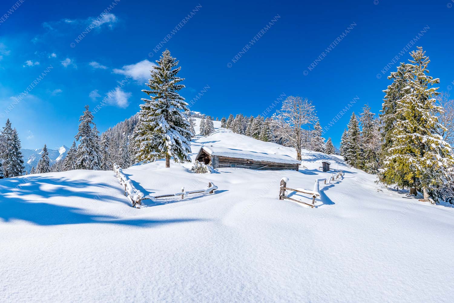 Verschneite Grasbergalm im Soierngebirge mit Krapfenkarspitze - Winterruhe 3:2  -- Alm Soierngebirge Schneelandschaft - mehr Infos bei www.Kriner-Weiermann.de