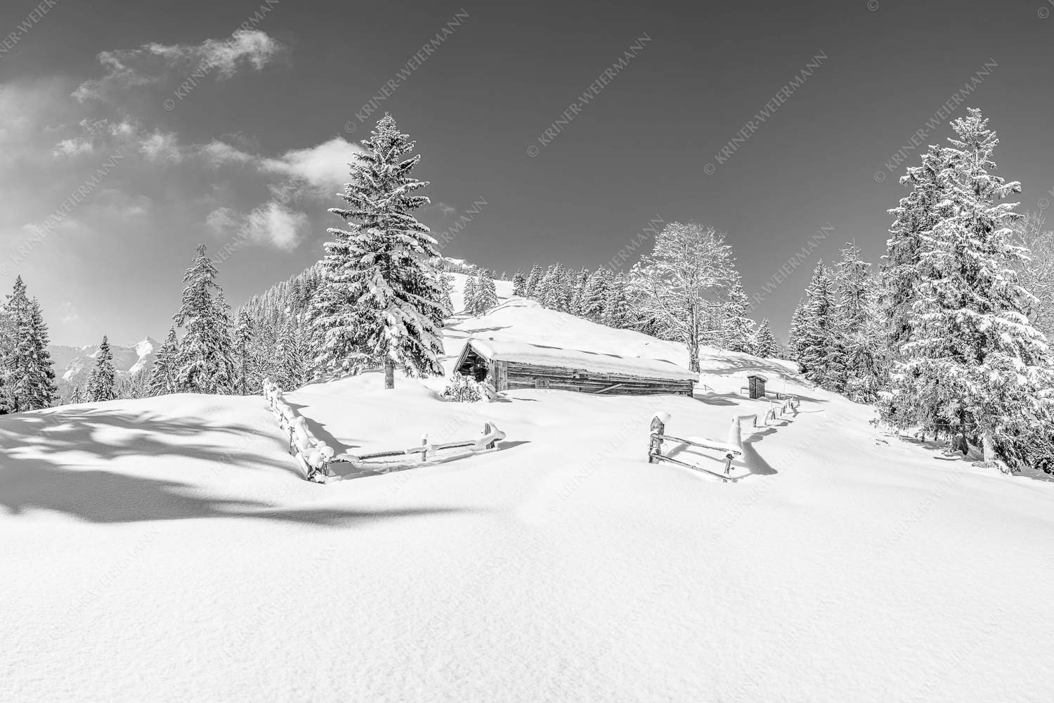 Verschneite Grasbergalm im Soierngebirge mit Krapfenkarspitze - Winterruhe 3:2 sw -- Alm Soierngebirge Schneelandschaft - mehr Infos bei www.Kriner-Weiermann.de