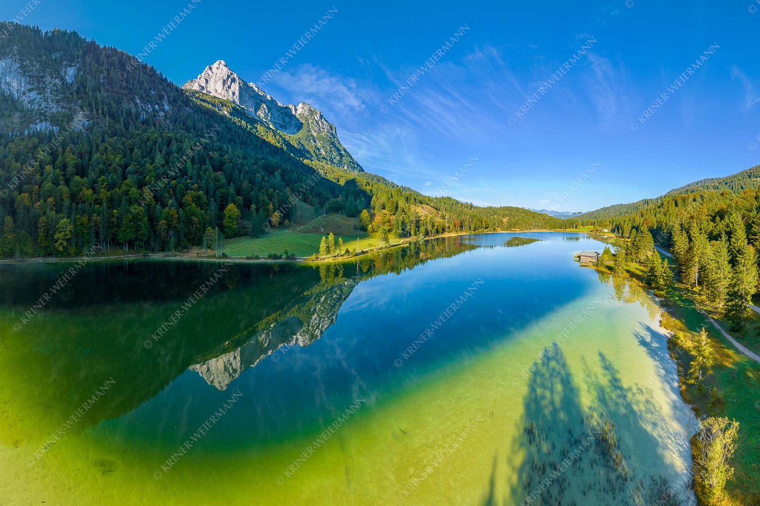 Die Untere Wettersteinspitze spiegelt sich im Ferchensee - Magie des Ferchensees_3zu2 - mehr Infos bei www.Kriner-Weiermann.de