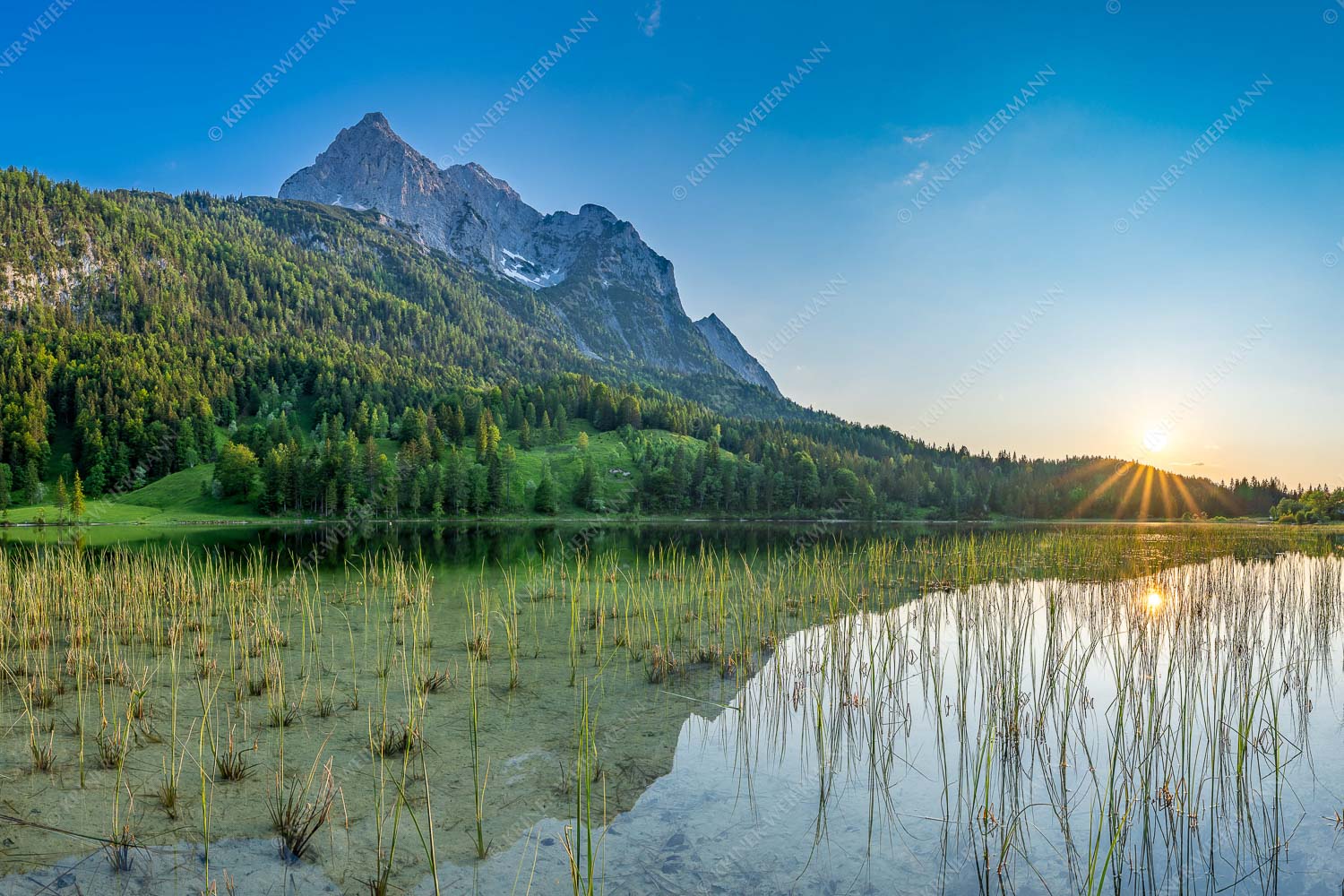 Sonnenuntergang am Ferchensee mit Blick zu den Wettersteinspitzen - Ruhige Momente_3zu2 - mehr Infos bei www.Kriner-Weiermann.de
