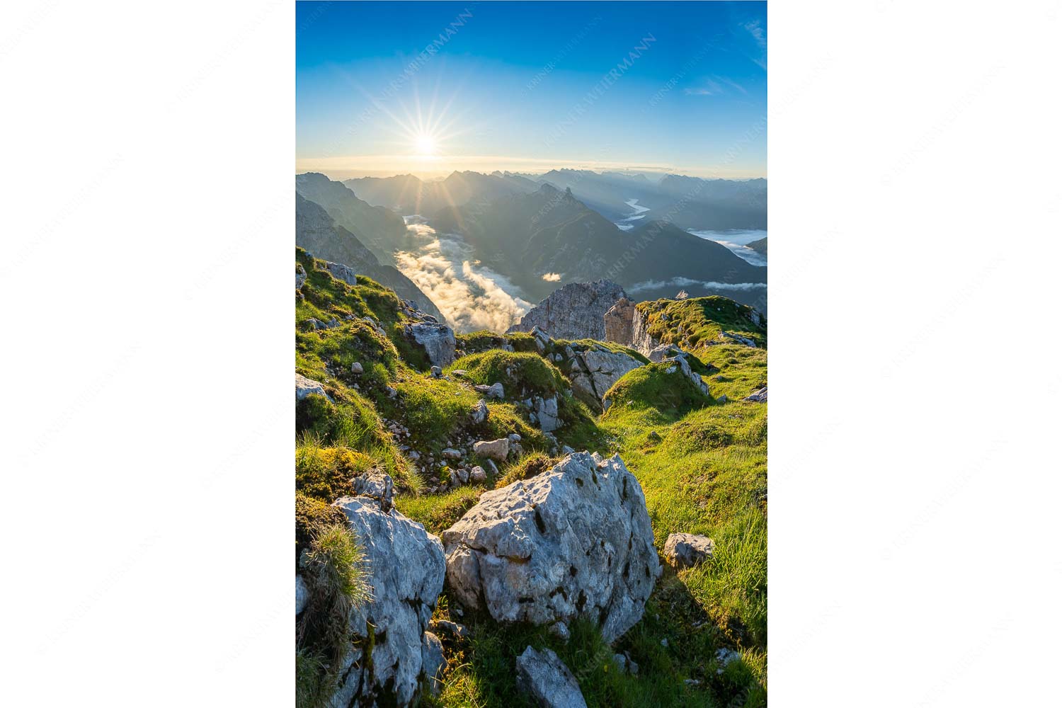 Blick von der Gehrenspitze im Wetterstein übers Leutaschtal in den Sonnenaufgang - Gehrenspitzmorgen_2zu3 - mehr Infos bei www.Kriner-Weiermann.de