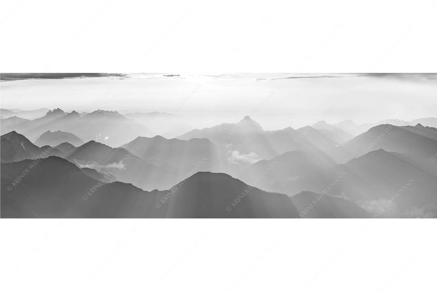 Mittsommerlicher Sonnenuntergang von der Zugspitze - Atemlos_3zu1_sw - mehr Infos bei www.Kriner-Weiermann.de