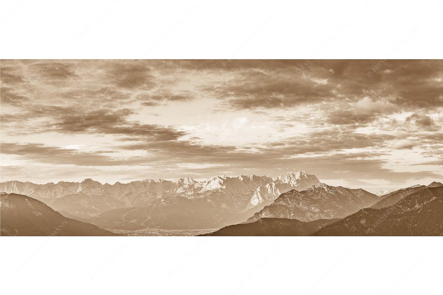 Blick über Garmisch-Partenkirchen und Kramer zum Zugspitzmassiv - Der Himmel tut sich auf_25zu1_sepia - mehr Infos bei www.Kriner-Weiermann.de
