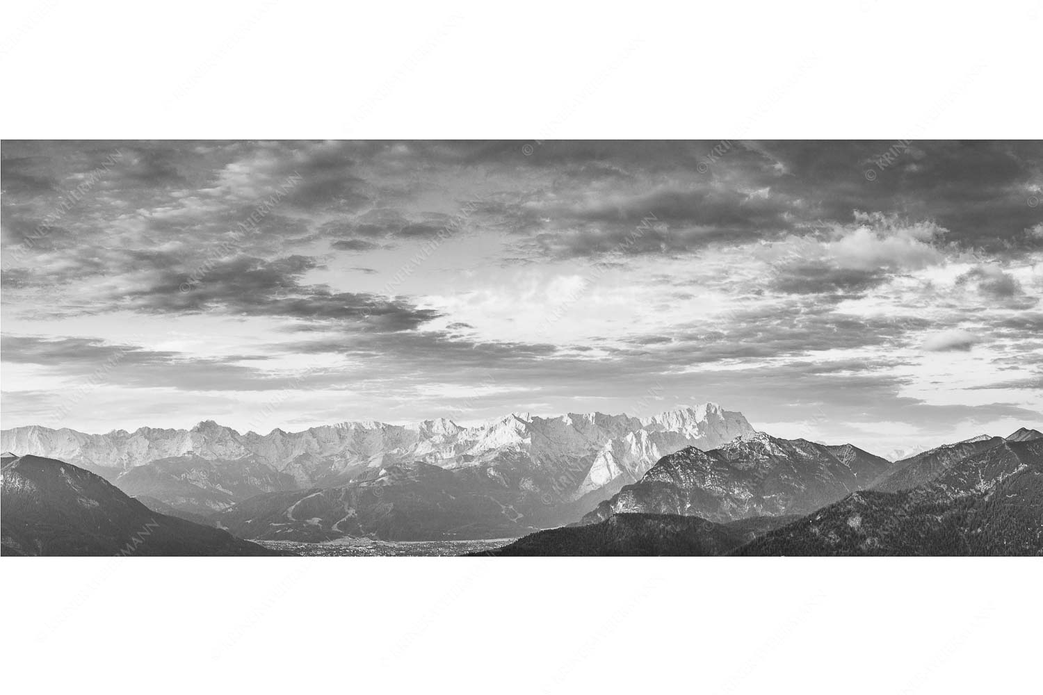 Blick über Garmisch-Partenkirchen und Kramer zum Zugspitzmassiv - Der Himmel tut sich auf_25zu1_sw - mehr Infos bei www.Kriner-Weiermann.de