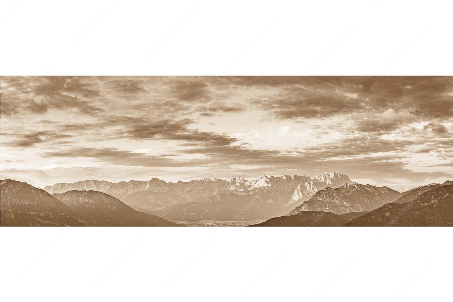 Blick über Garmisch-Partenkirchen und Kramer zum Zugspitzmassiv - Der Himmel tut sich auf_3zu1_sepia - mehr Infos bei www.Kriner-Weiermann.de