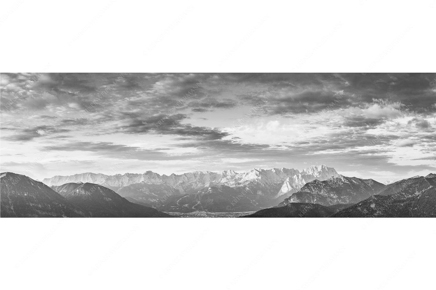 Blick über Garmisch-Partenkirchen und Kramer zum Zugspitzmassiv - Der Himmel tut sich auf_3zu1_sw - mehr Infos bei www.Kriner-Weiermann.de