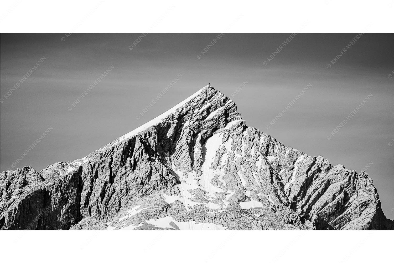 Im Frühsommer wenn noch teilweise Schnee in der Nordflanke liegt ist die Alpspitze am schönsten - Die Königin_2zu1_sw - mehr Infos bei www.Kriner-Weiermann.de