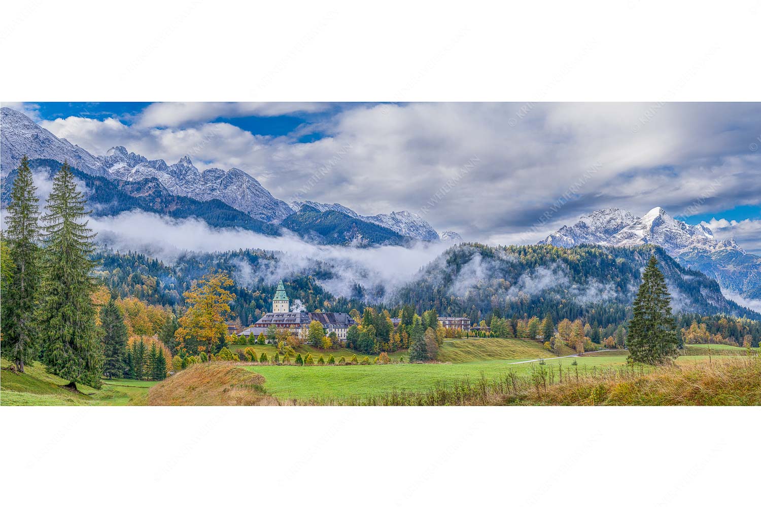 Wie im Märchen liegt das Schloss, umgeben von Wald und unzähligen Gipeln - Elmau_25zu1 - mehr Infos bei www.Kriner-Weiermann.de