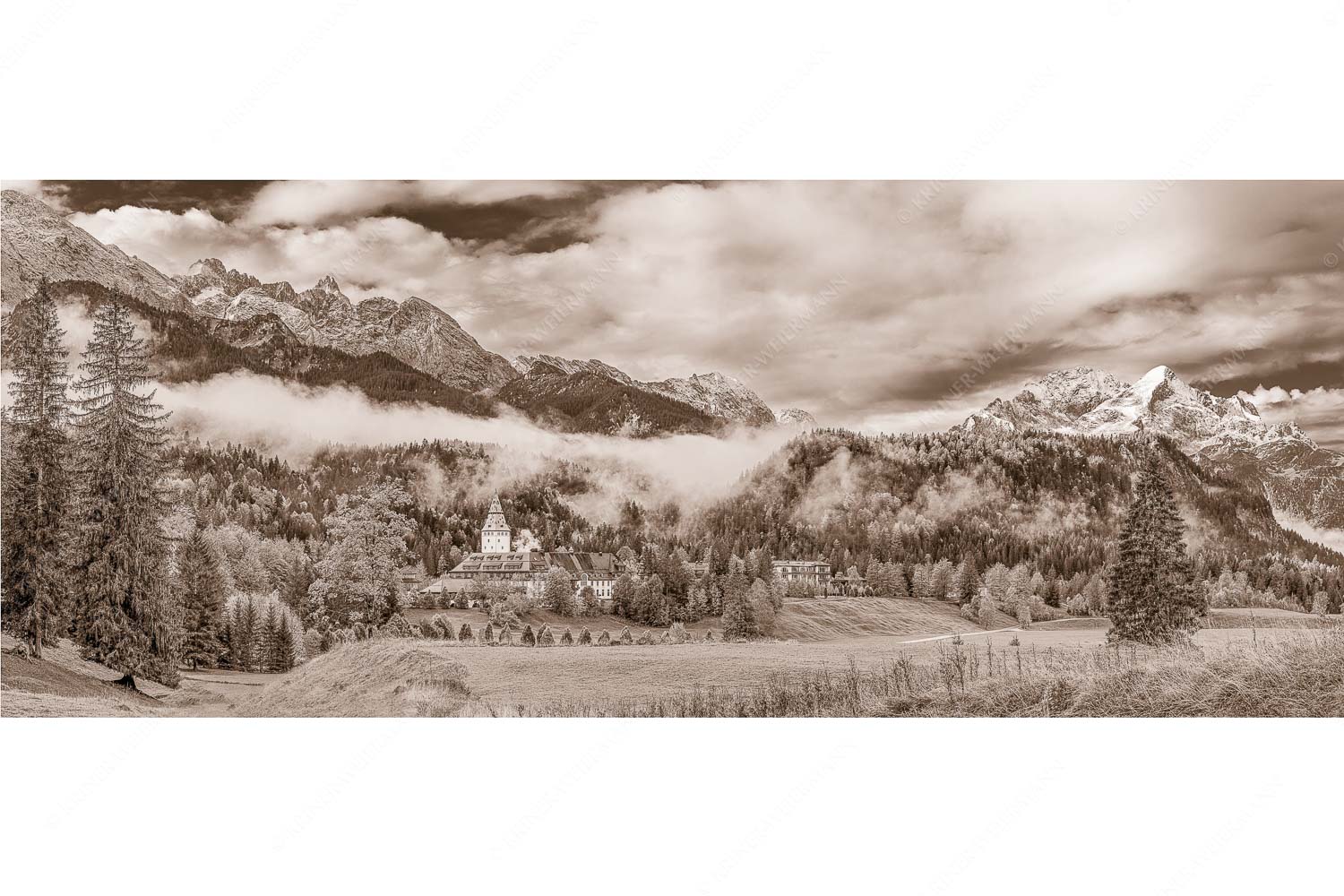 Wie im Märchen liegt das Schloss, umgeben von Wald und unzähligen Gipeln - Elmau_25zu1_sepia - mehr Infos bei www.Kriner-Weiermann.de