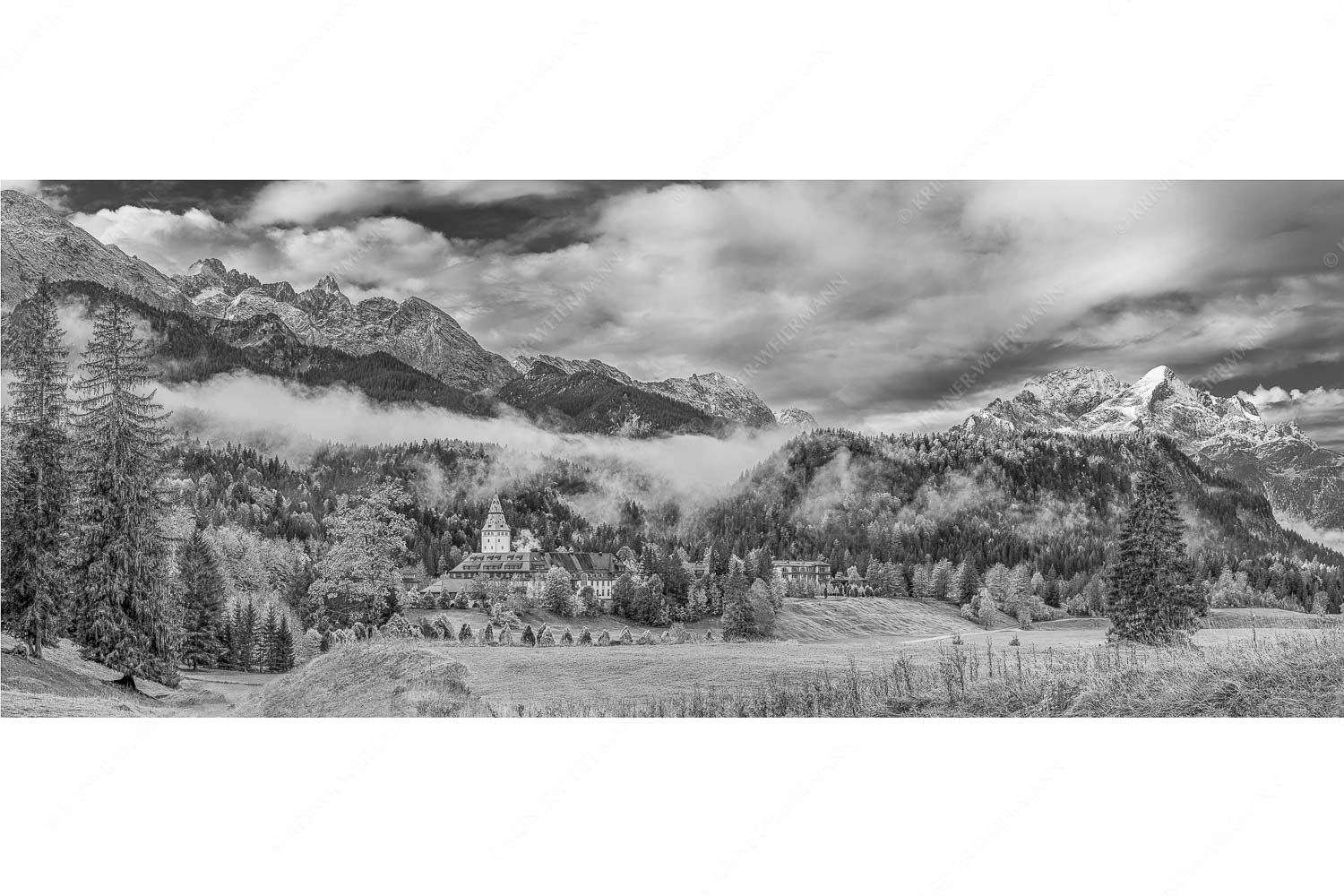Wie im Märchen liegt das Schloss, umgeben von Wald und unzähligen Gipeln - Elmau_25zu1_sw - mehr Infos bei www.Kriner-Weiermann.de