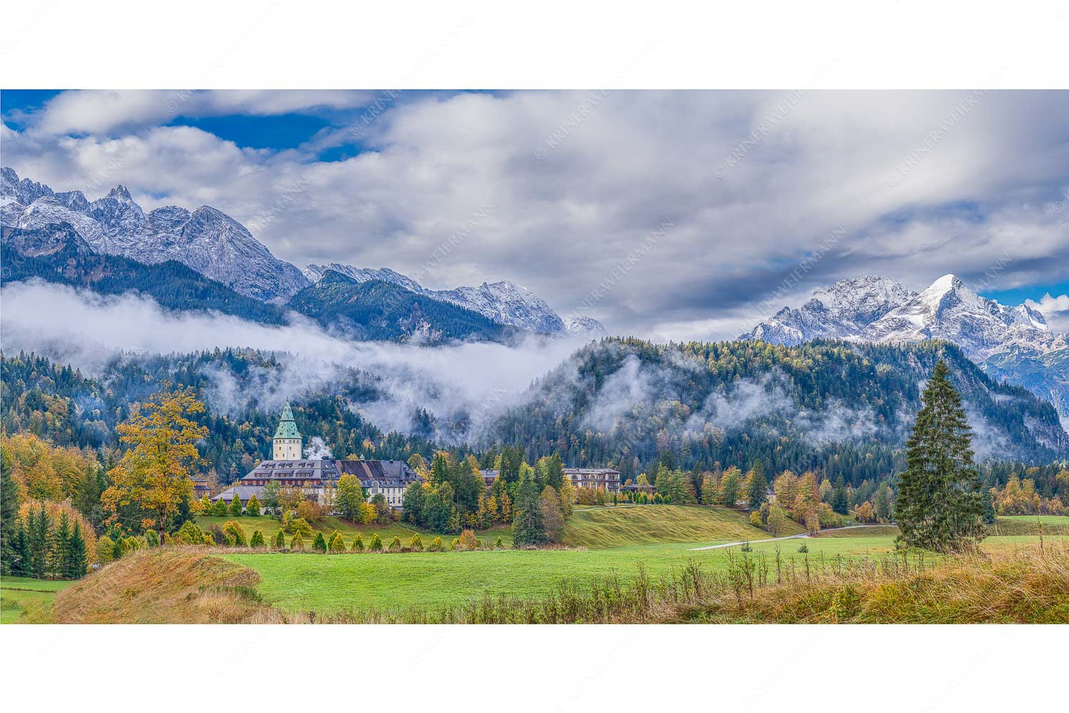 Wie im Märchen liegt das Schloss, umgeben von Wald und unzähligen Gipeln - Elmau_2zu1 - mehr Infos bei www.Kriner-Weiermann.de