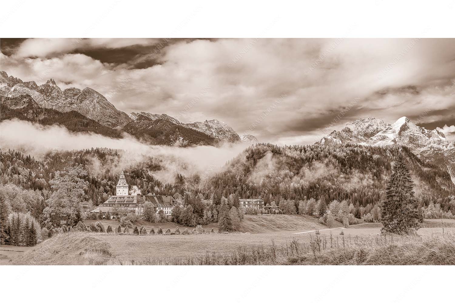 Wie im Märchen liegt das Schloss, umgeben von Wald und unzähligen Gipeln - Elmau_2zu1_sepia - mehr Infos bei www.Kriner-Weiermann.de